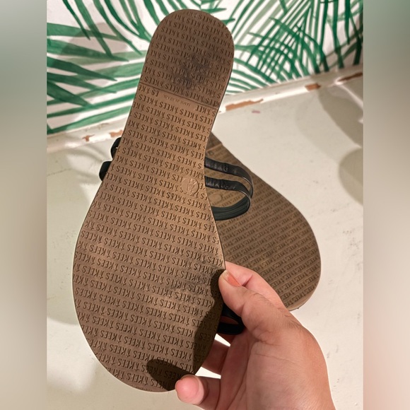 Tkees woman’s Leah sandals size 10 black - Picture 3 of 3